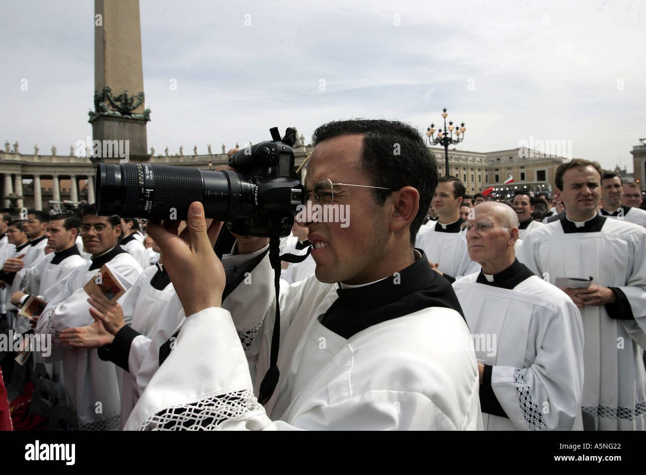 Ein katholischer Priester Fotografieren in P Petersplatz im Vatikan während des Papstes Sonntagsmesse Rom Italien Stockfoto