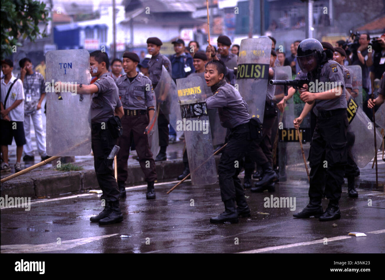 JAKARTA-INDONESIEN EX-PRÄSIDENT SUHARTO WIRD GELÖSCHT VON KORRUPTIONSVORWÜRFEN DER STADT ERRUPTS IN GEWALT Stockfoto