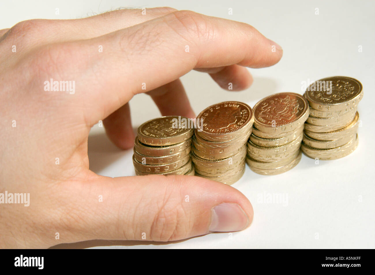 Hand unter UK cash Stockfoto