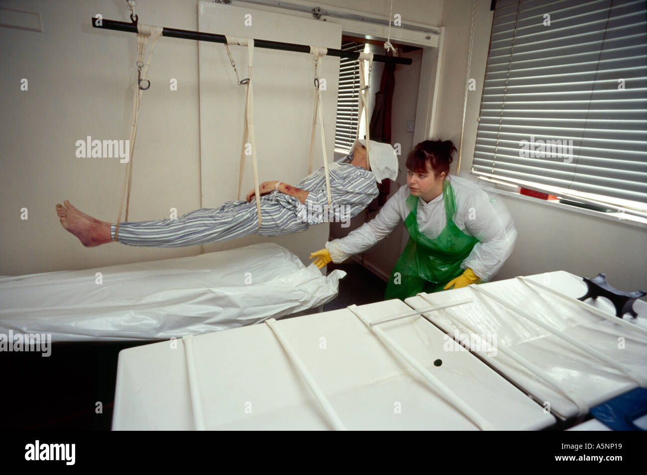 Eine Leiche wird in einen Sarg gelegt Stockfotografie Alamy