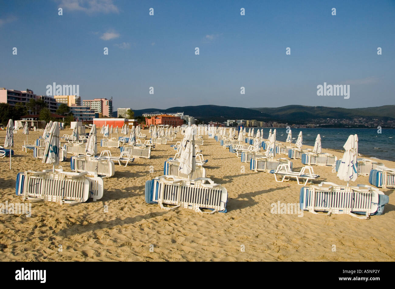 Gefaltet zum Sonnenbaden Lounges Slanchez Bryag oder sonnigen Strand Schwarzmeerküste Bulgarien-Osteuropa Stockfoto