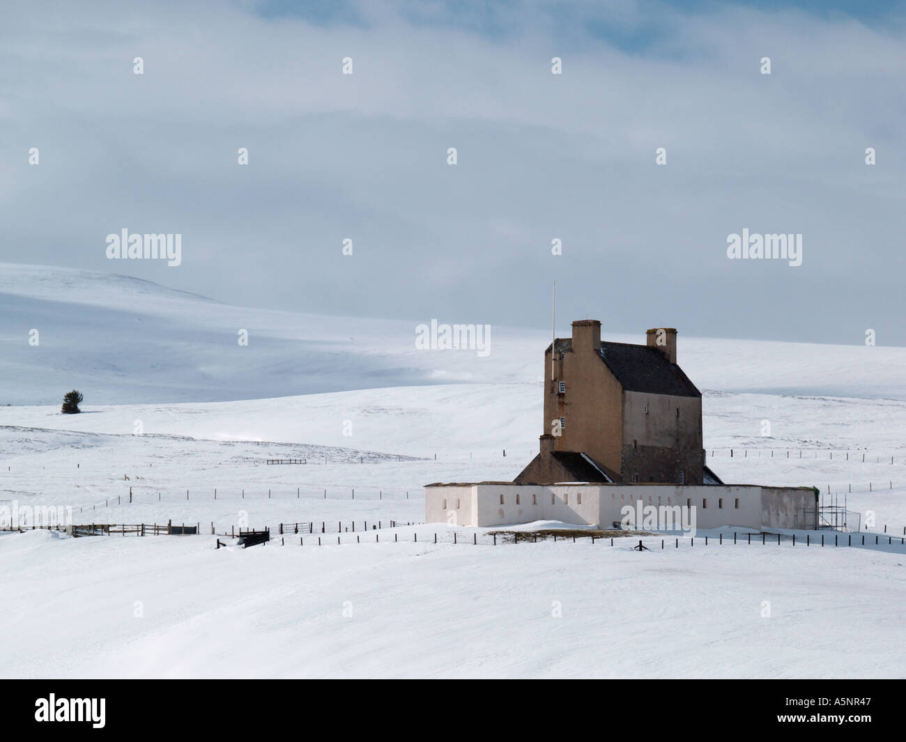 CORGARFF CASTLE 1550 im WINTER mit Schnee auf Grampian Mountains Corgarff Aberdeenshire Scotland UK Stockfoto