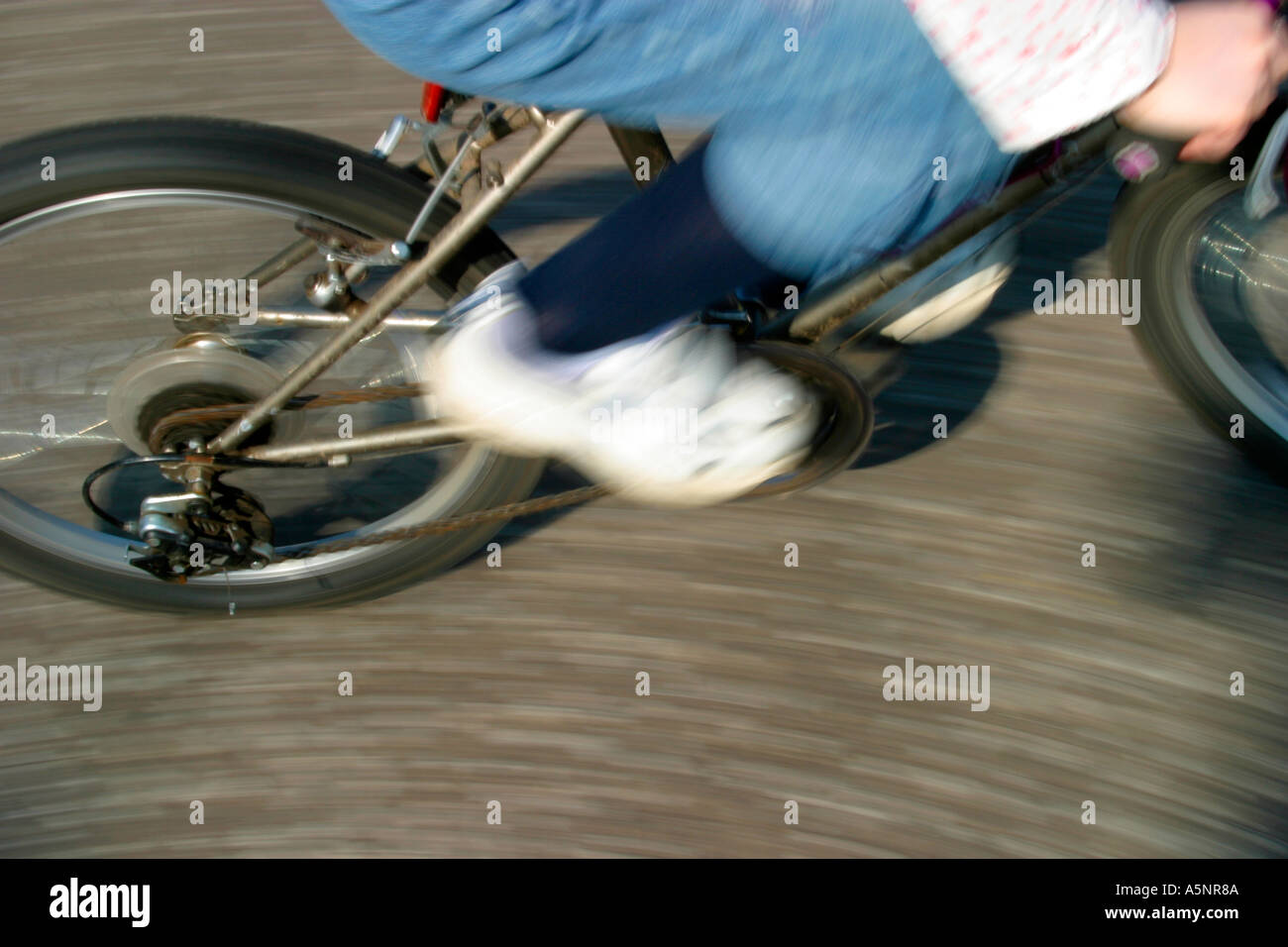 Panorama Bild des Kindes treten Fahrrad Stockfoto