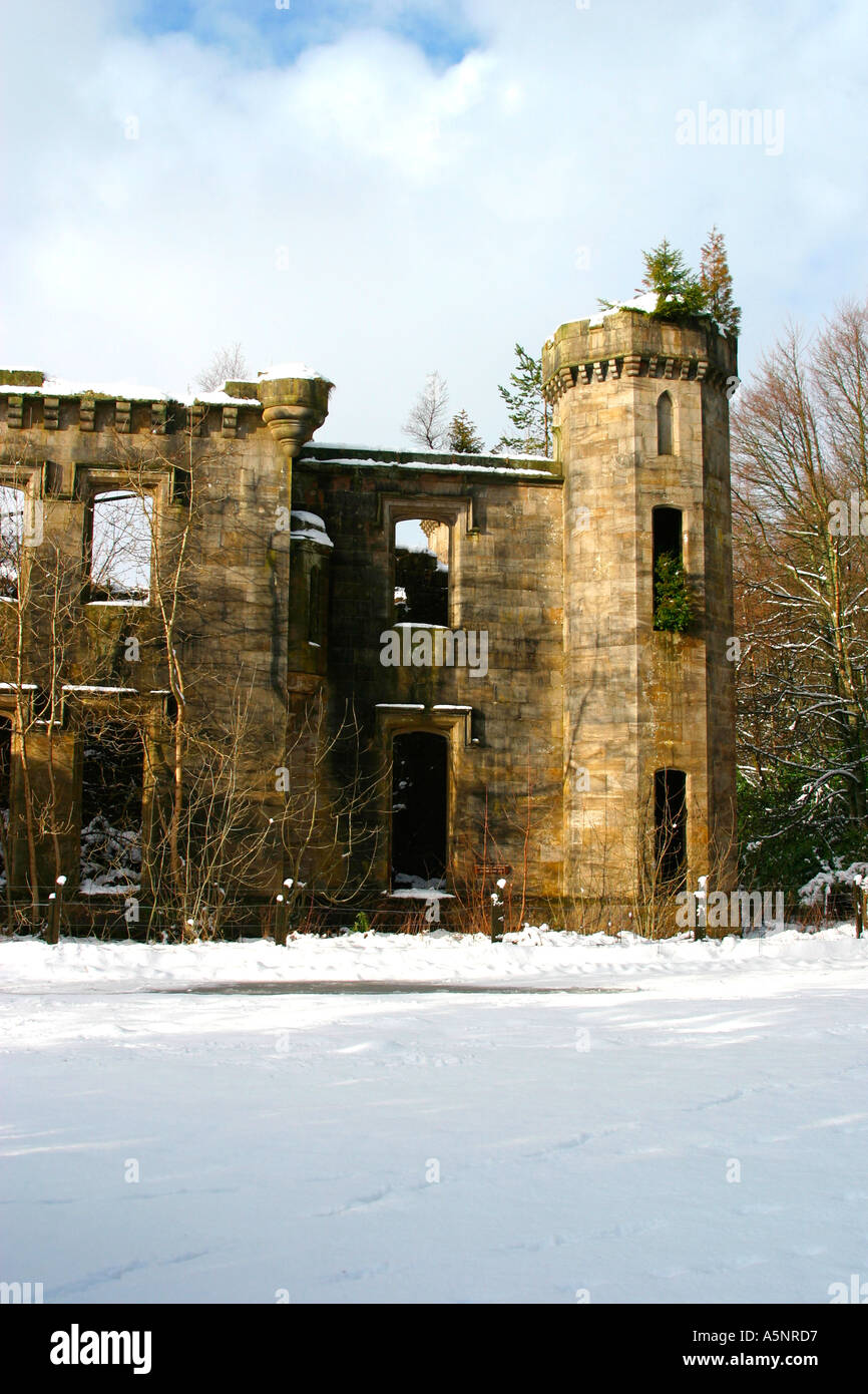 Verfallenes Haus Landsitz in Winter snowscene Stockfoto