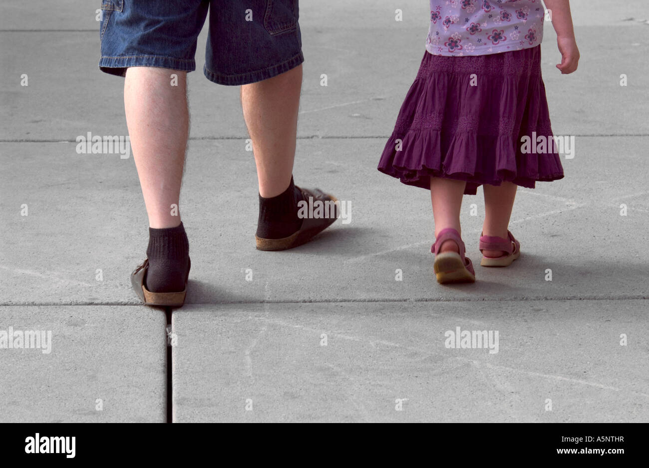 Vater und Tochter Fuß zu Fuß Stockfoto