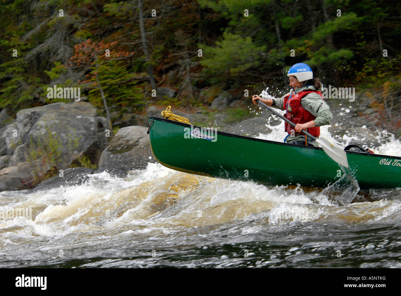 Abenteuer im aktiven Lebensstil – Wildwasser Kanu Stockfoto