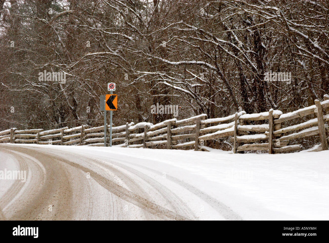 Scharfe Kurve auf Winter-Landstraße Stockfoto