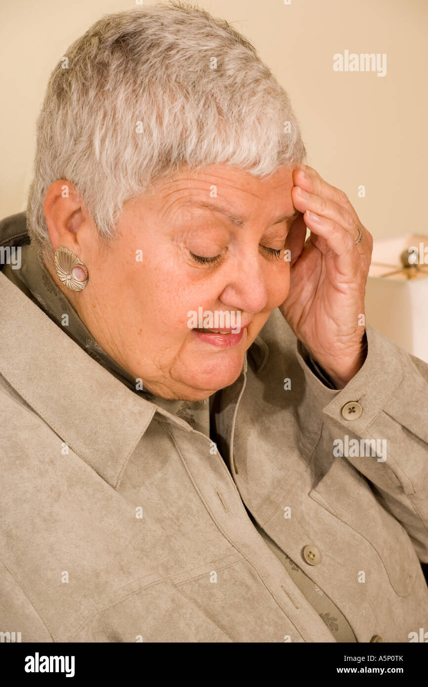 Ältere Frau verwirrt darüber. Stockfoto