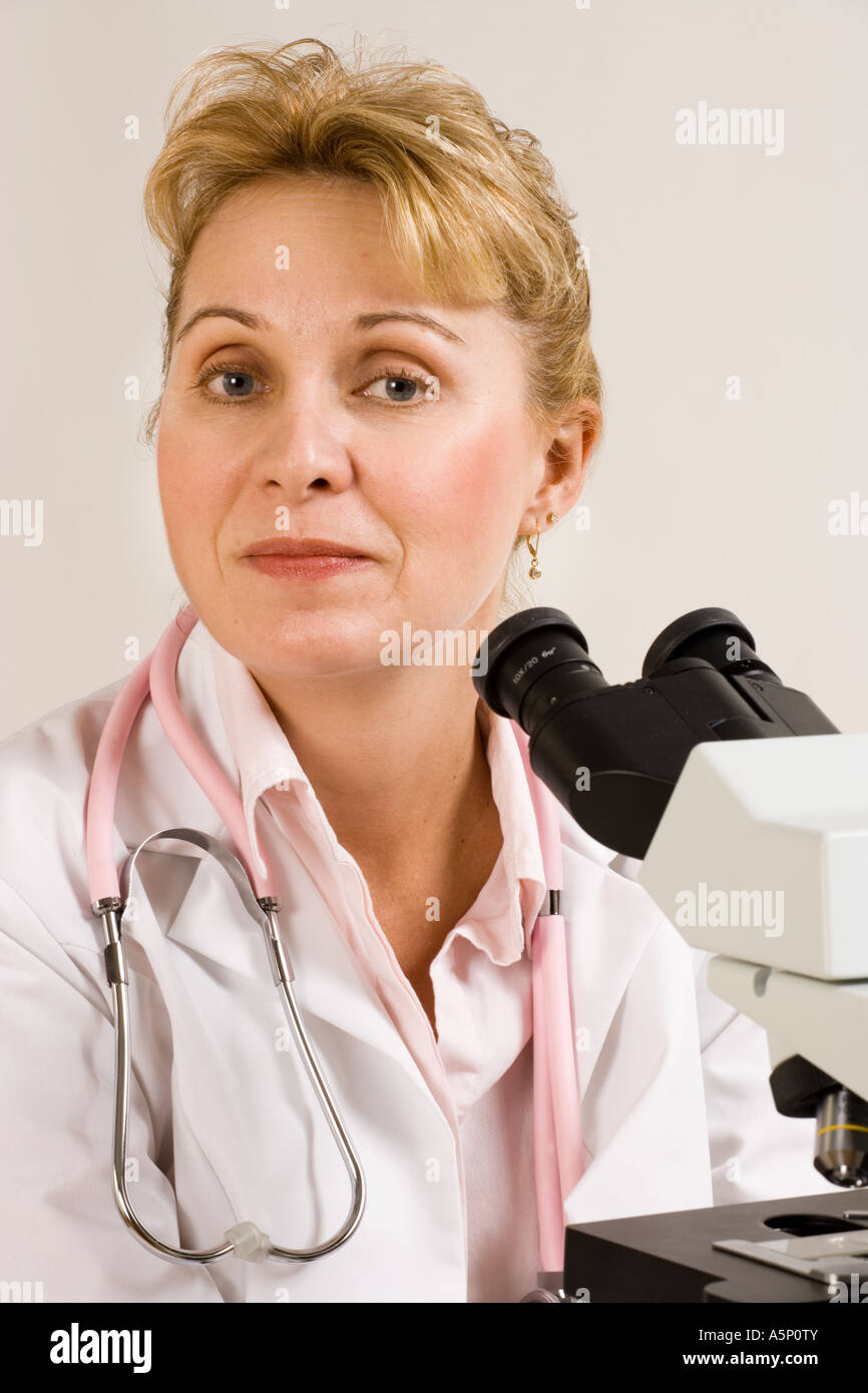 Arzt für Innere Medizin befasst sich mit Probe Gewebe unter dem Mikroskop. Stockfoto