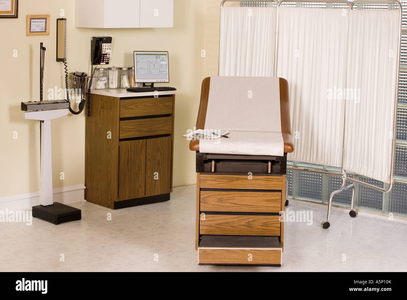 Leere medizinischen Untersuchungszimmer in Klinik, Krankenhaus oder einer Arztpraxis. Stockfoto