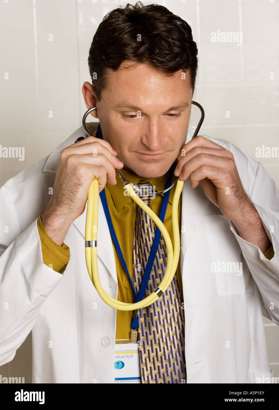 Medizinisches Fachpersonal bereitet Stethoskop, wie eine Prüfung beginnen kann. Stockfoto