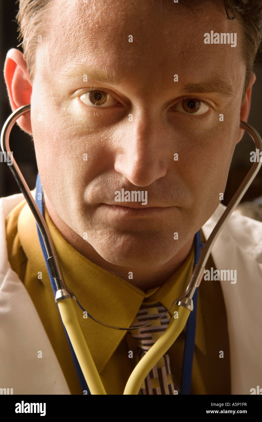 "Keine gute Nachricht" sagt der Arzt, wie er nach Herzenslust mit Stethoskop hört. Stockfoto