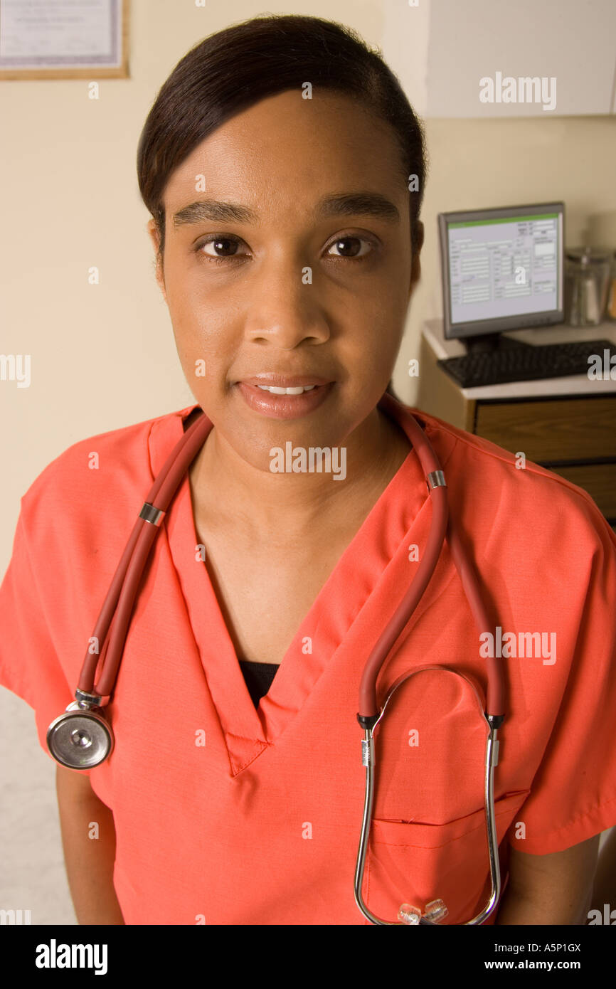 Krankenschwester unterstützen den Arzt bei Ihrer Prüfung. Stockfoto