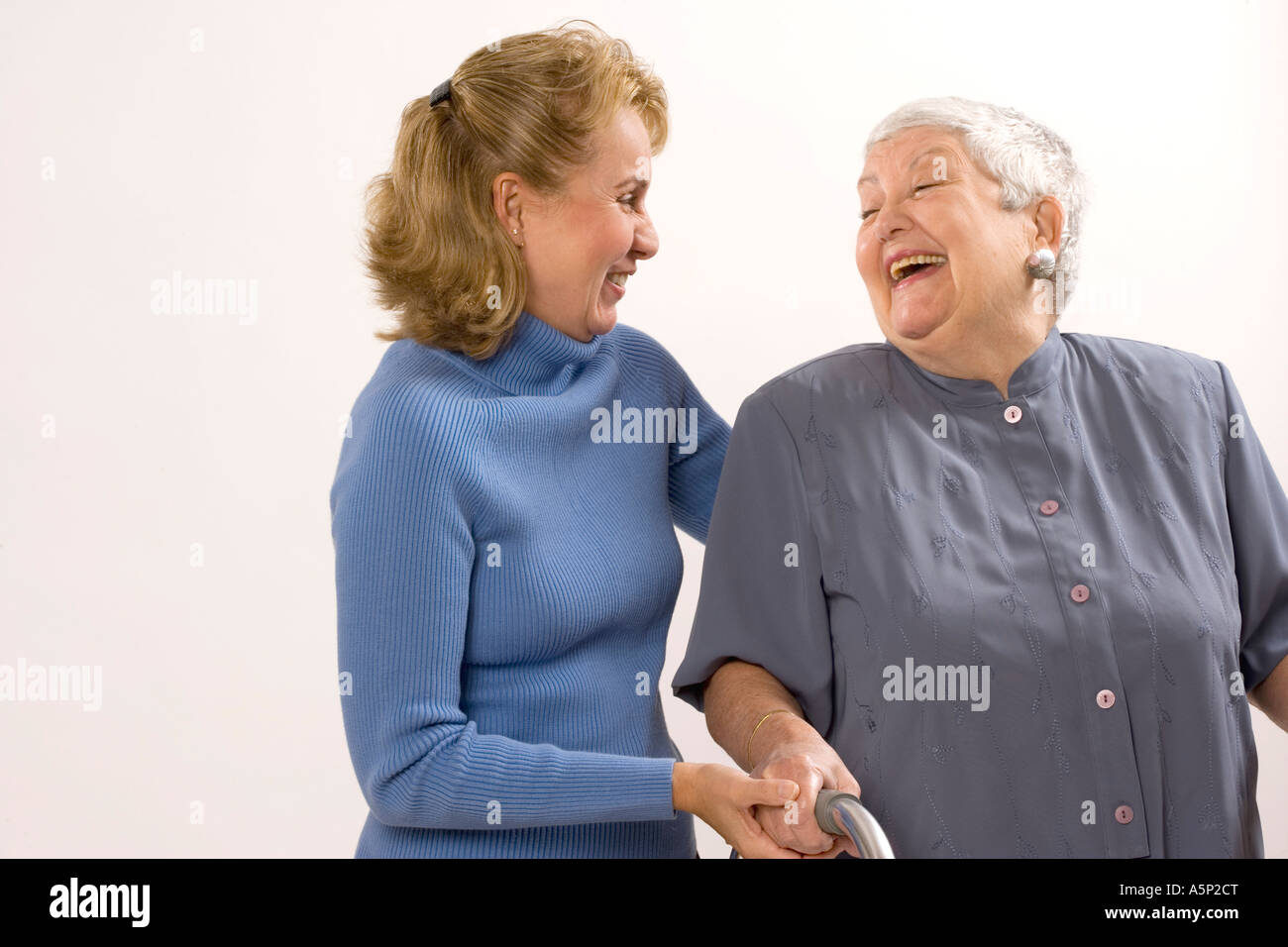 Visiting Nurse (oder Verwandten oder Freund) hat ein Lachen mit senior Frau. Stockfoto