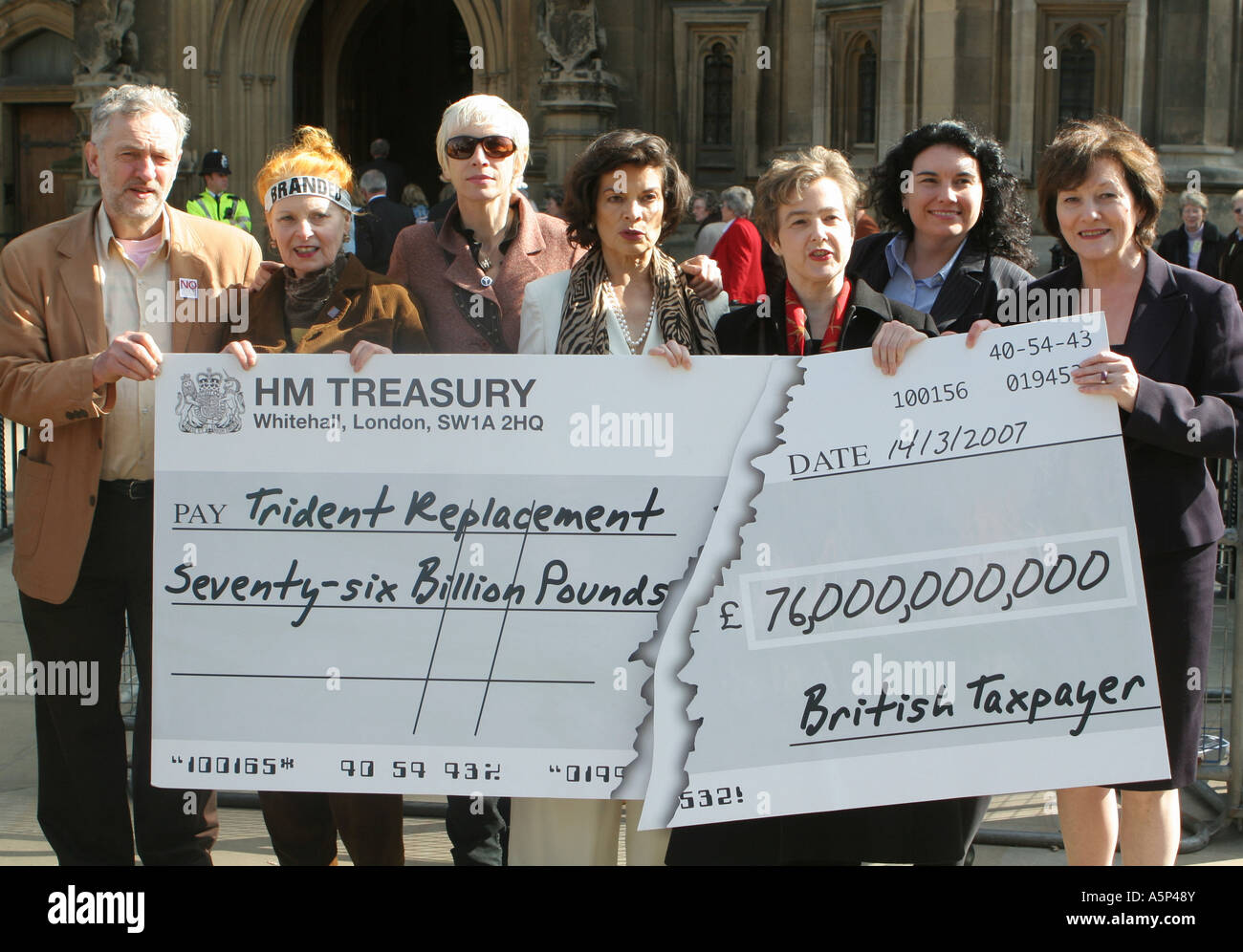 CND Anti-Trident Protest, Parliament Square, central London, mit Annie Lennox, Vivienne Westwood Bianca Jagger. Stockfoto