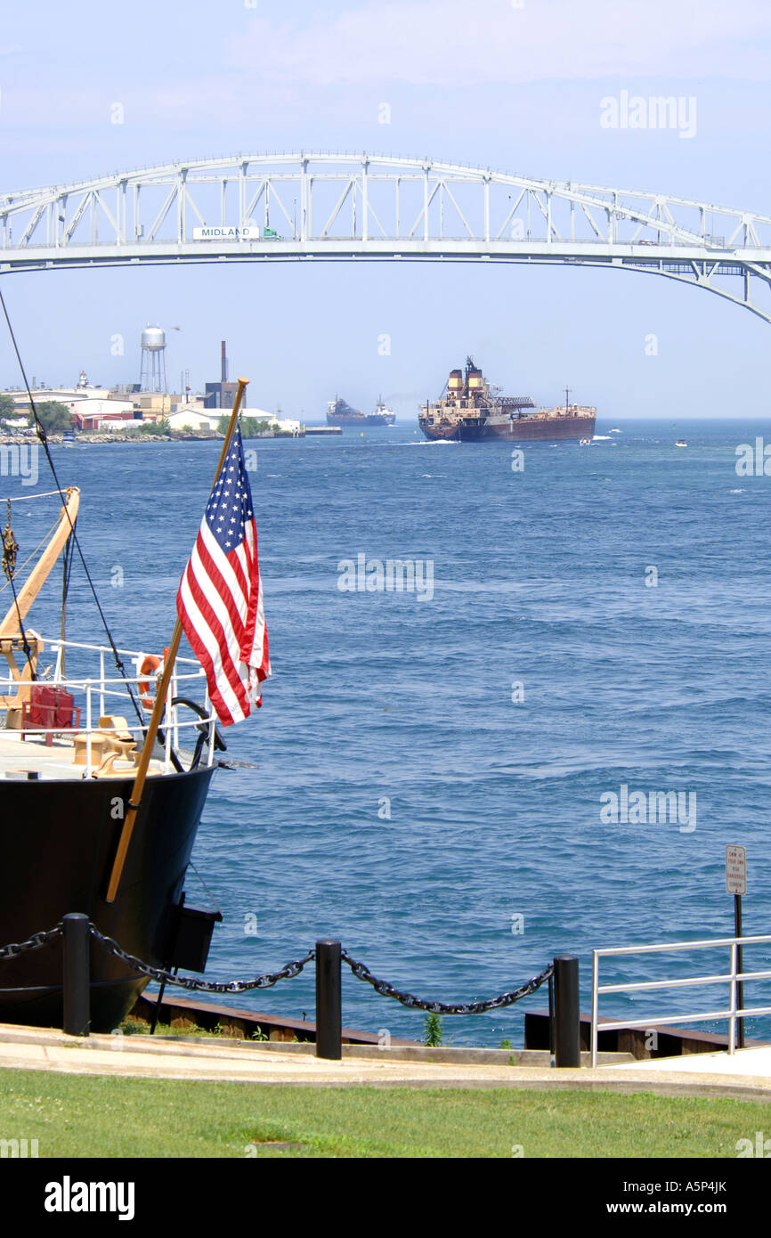 Amerikanische Flagge am Heck eines Schiffes mit einer Brücke im Hintergrund fliegen. Stockfoto