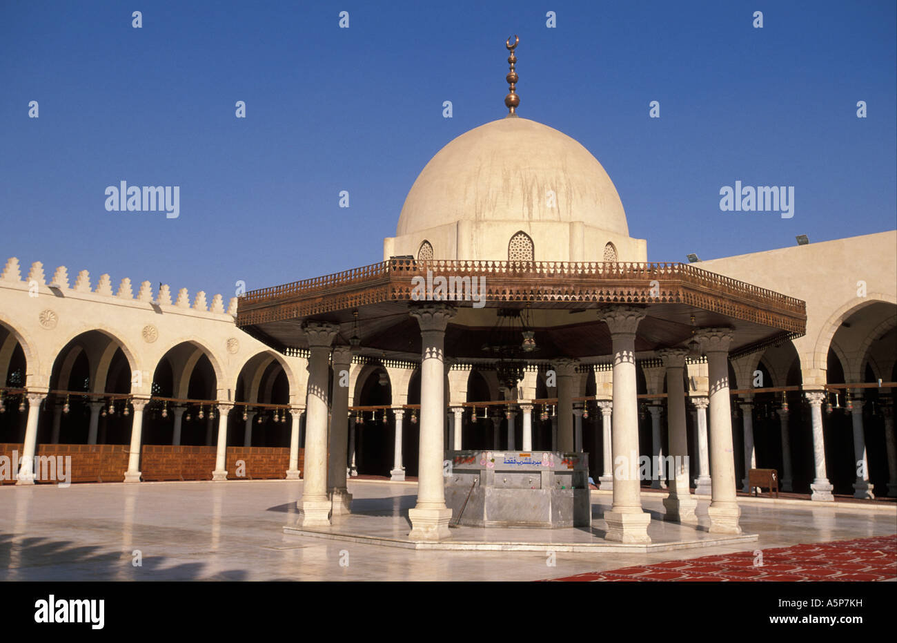 Innenhof und Brunnen der Moschee von Amr ibn al als islamisches Kairo, Ägypten Stockfoto