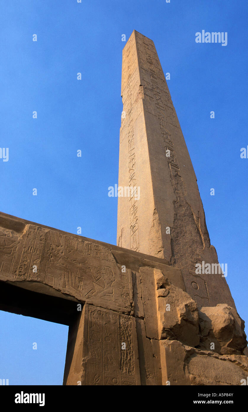 Tempel von Karnak, Obelisk errichtet von Tutmosis I, Luxor, Ägypten Stockfoto