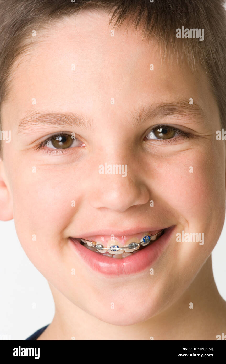 Junge mit Hosenträgern in die Kamera Lächeln. Stockfoto