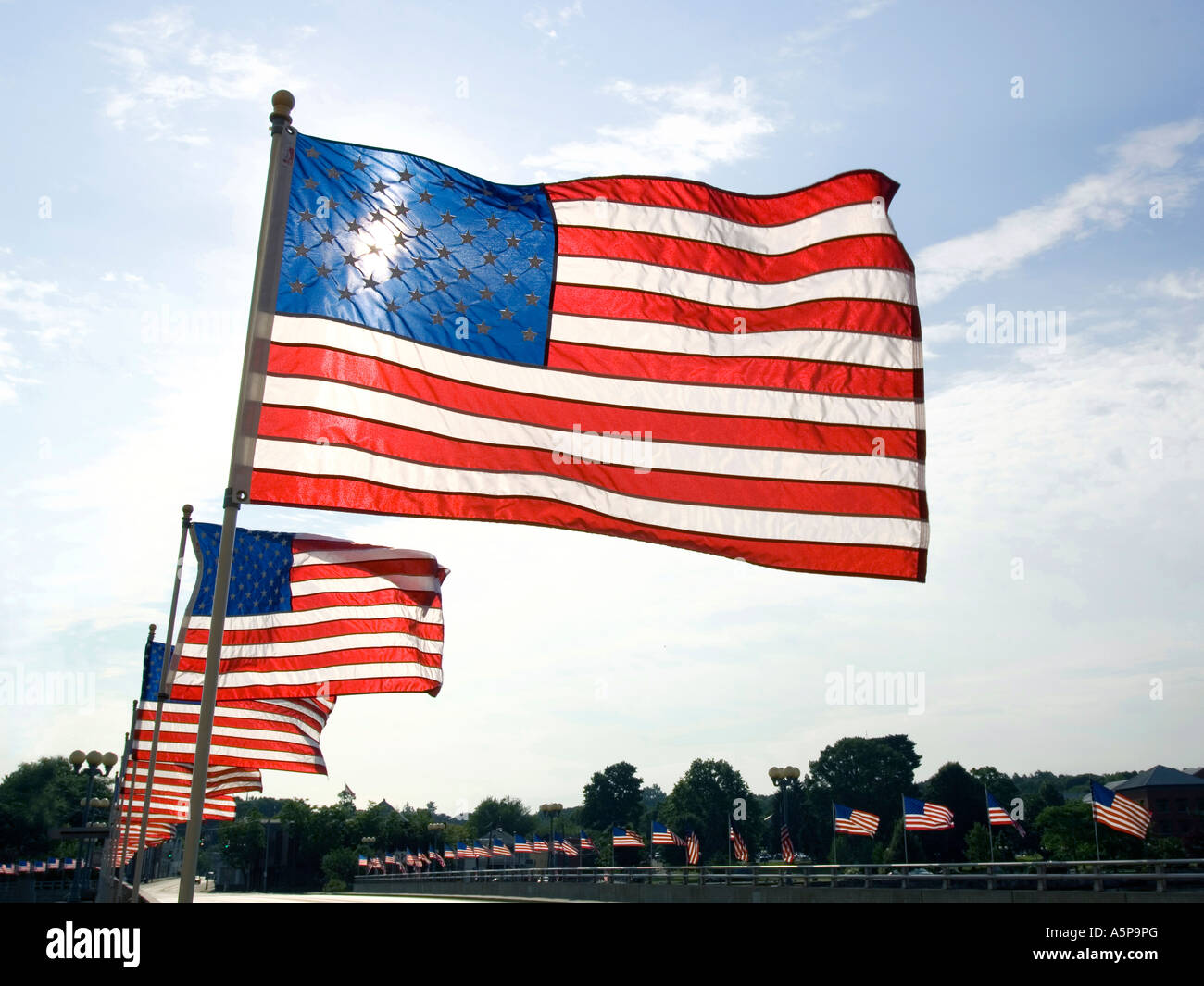 Amerikanische Flaggen auf Brücke, Westport, CT, USA. Stockfoto