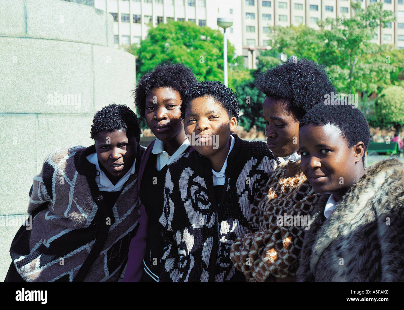 Glücklich schwarzen afrikanischen Studenten in der Kirche Platz Pretoria, Südafrika Stockfoto
