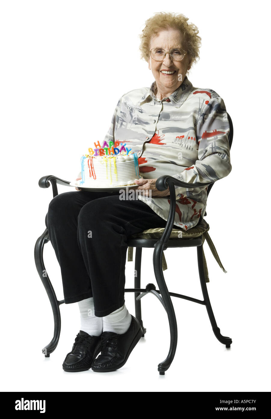 Ältere Frau an ihrem Geburtstag mit Torte Stockfoto Ältere Frau an ihrem Geburtstag mit Torte Stockfoto