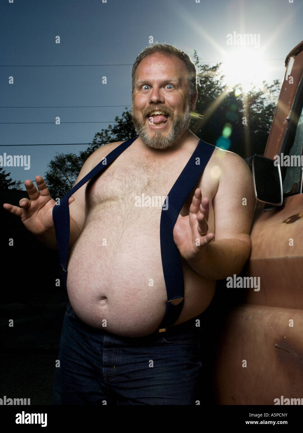 Übergewichtiger Mann mit Strapsen per LKW Stockfoto