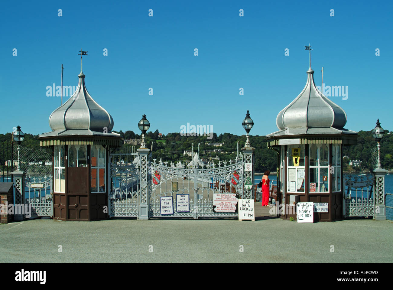 Eingang zum viktorianischen Garth-Pier in Bangor mit Menai Strait und der Insel Anglesey jenseits von Nordwales UK Stockfoto