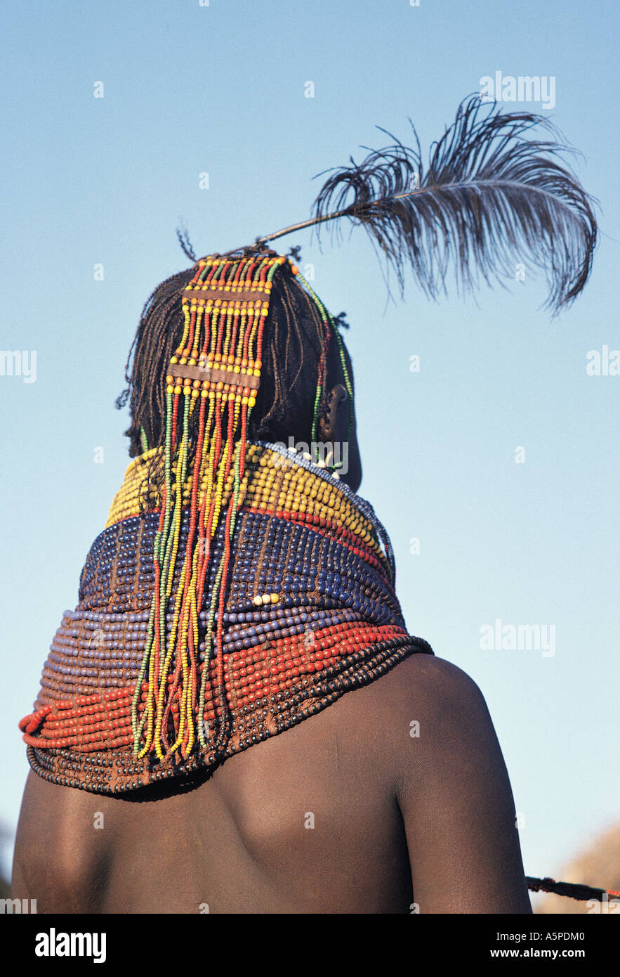 Turkana Frau Kopf und Schultern von hinten zeigen ihre bunten Perlen Halsketten und Kopf Stück gesehen Stockfoto