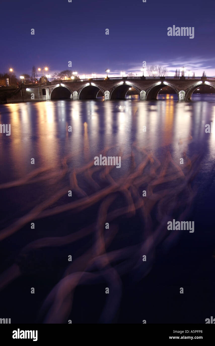 Brücke über den Fluss Severn bei Worcester mit Spuren hinterließ Schwäne während verlängerte Exposition am Winterabend Stockfoto