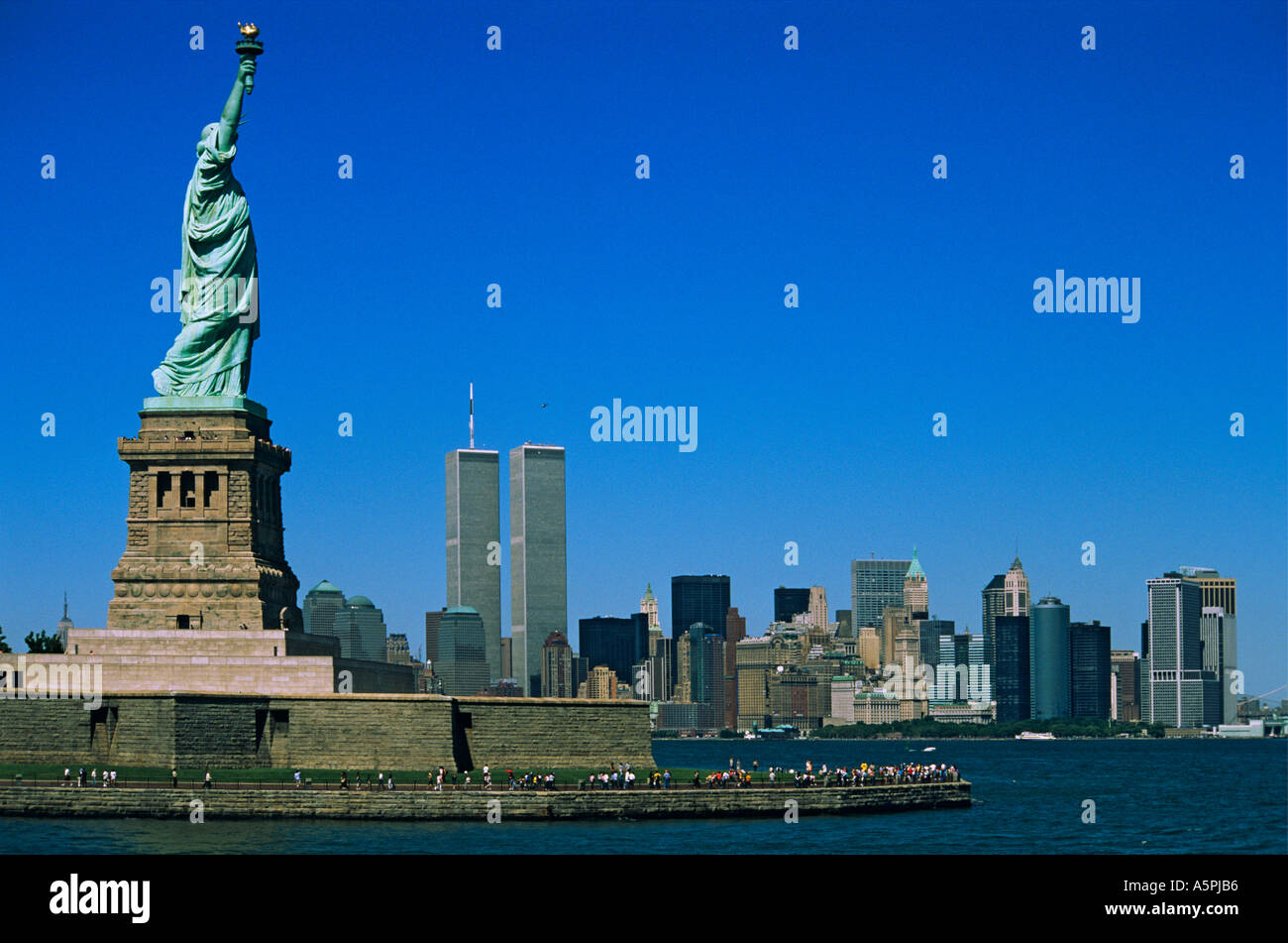 Skyline von New York mit der Freiheitsstatue vor 911 mit Twin Towers World Trade Center