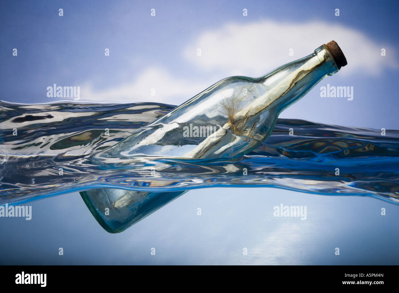 Eine schwimmende Flaschenpost Stockfoto