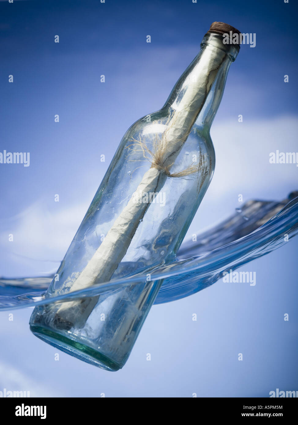 Eine schwimmende Flaschenpost Stockfoto