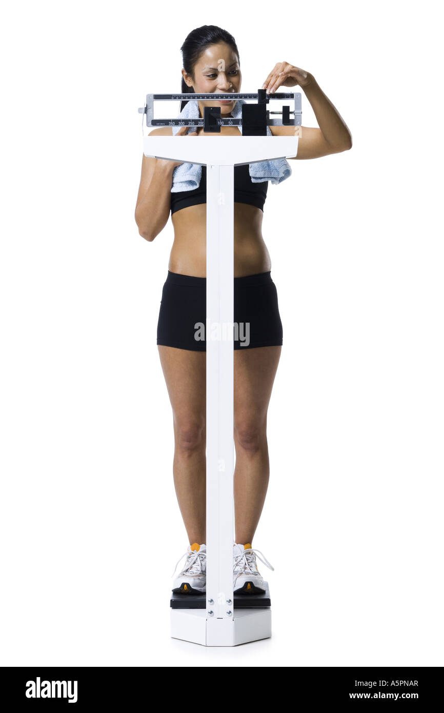 Frau wiegen sich im Maßstab Stockfoto