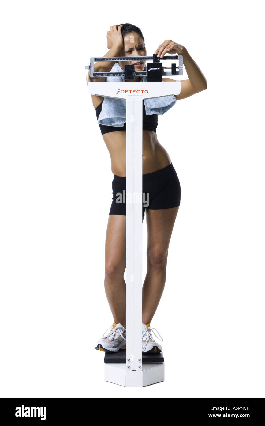 Frau wiegen sich im Maßstab Stockfoto