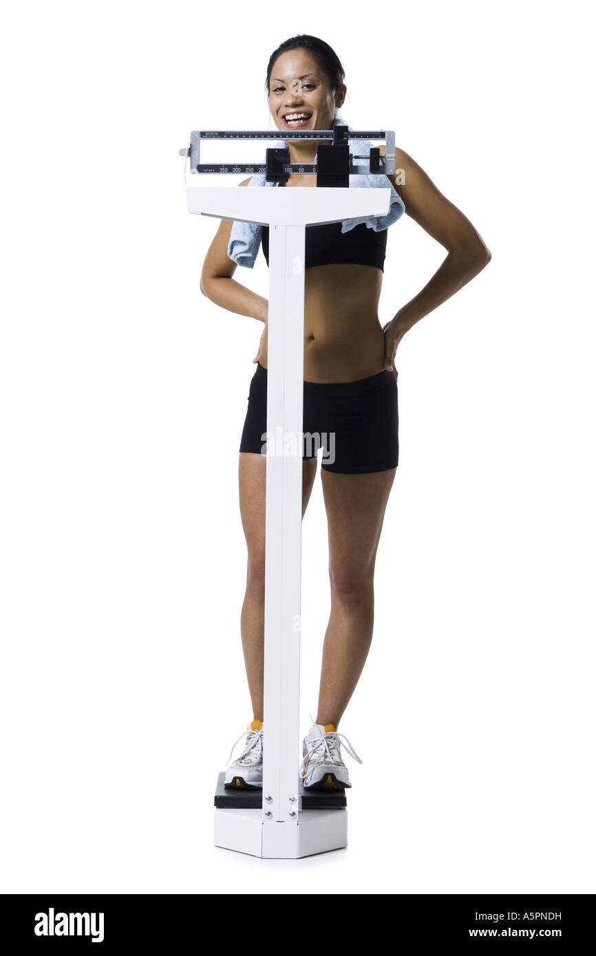 Frau wiegen sich im Maßstab Stockfoto