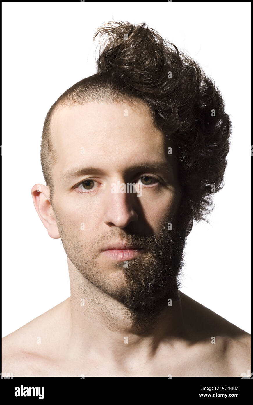 Mann mit halb rasierten Kopf und Bart Stockfoto