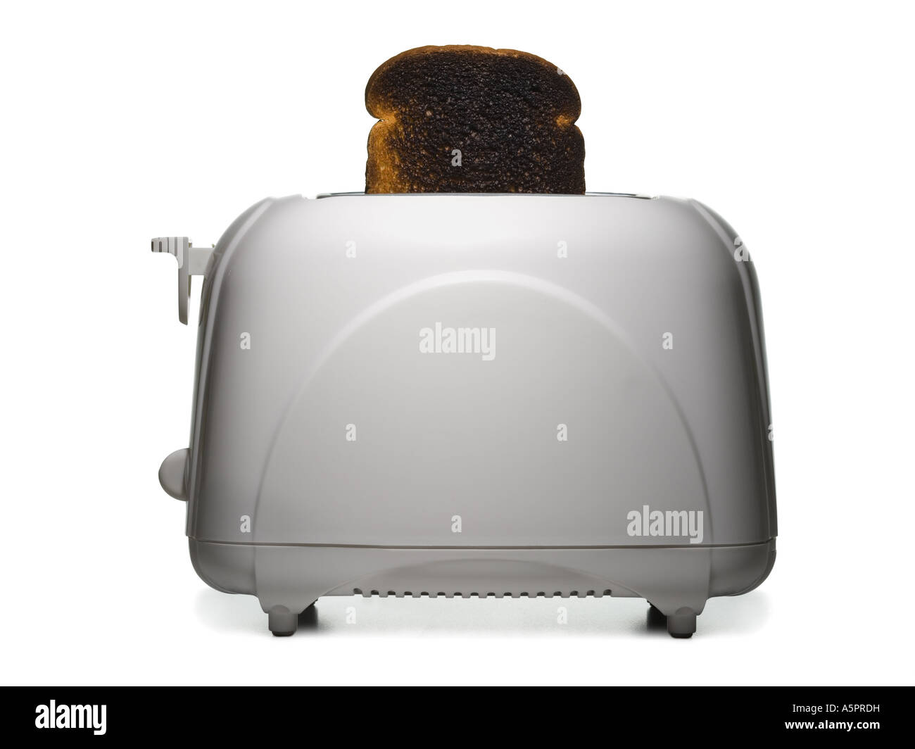 Scheibe von verbranntem Toast im toaster Stockfoto