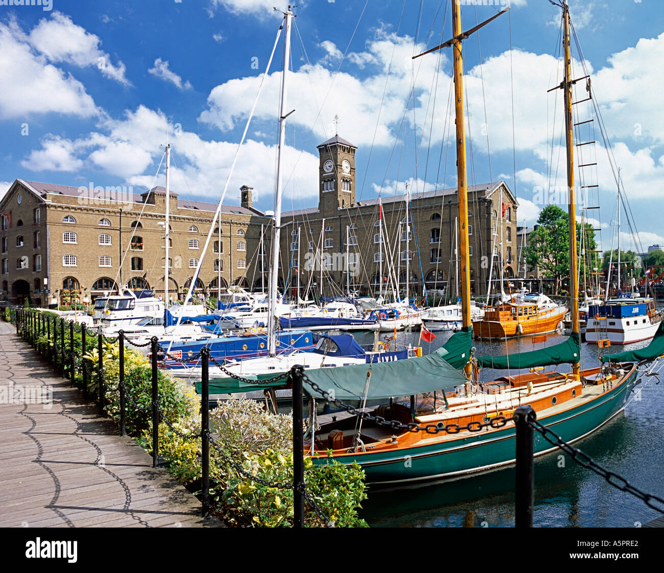 St. Katherine's Dock in London. Auf 6 X 7 Diafilm fotografiert. Stockfoto