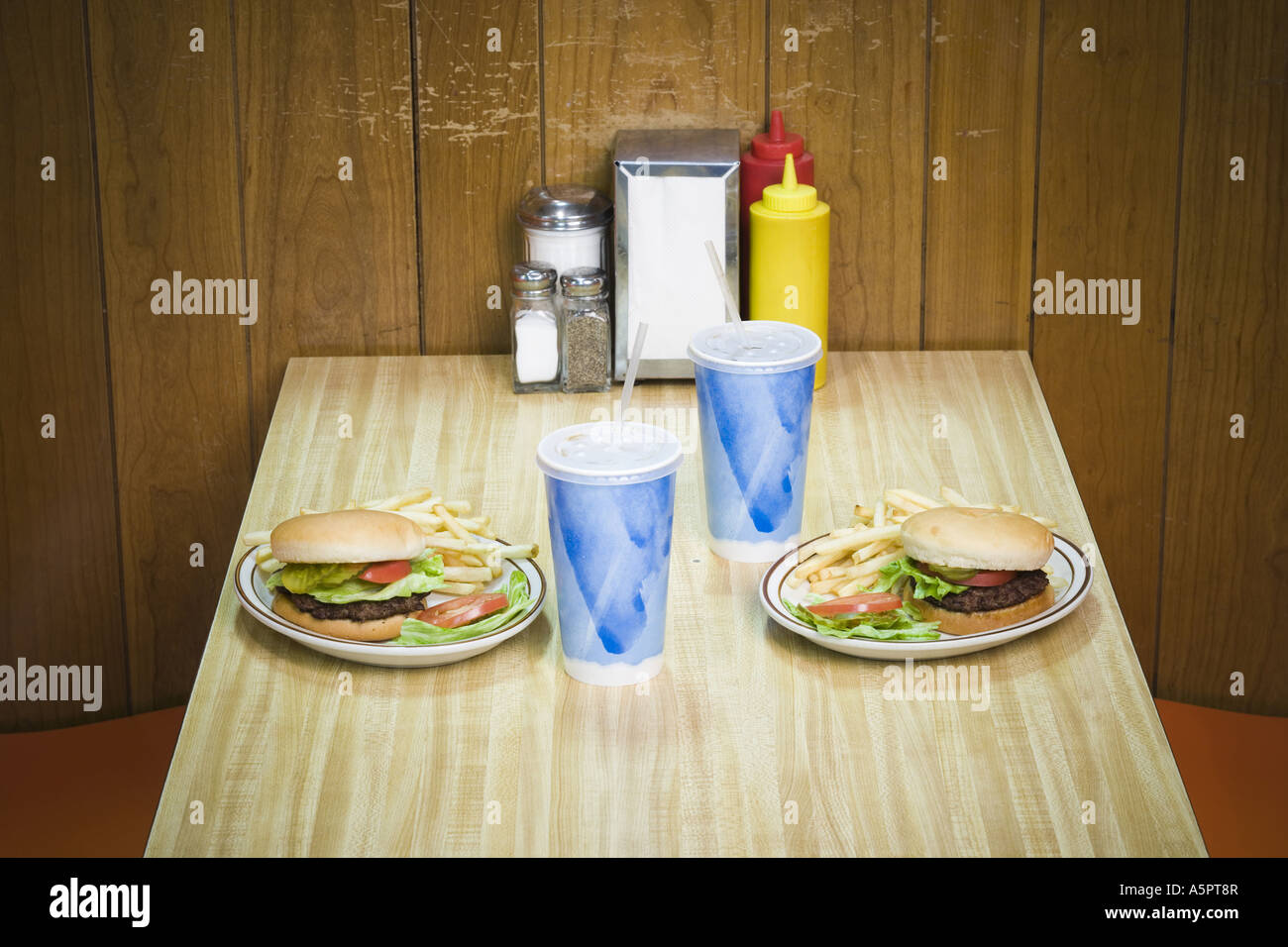 Nahaufnahme von kalten Getränken und Burger auf dem Tisch Stockfoto