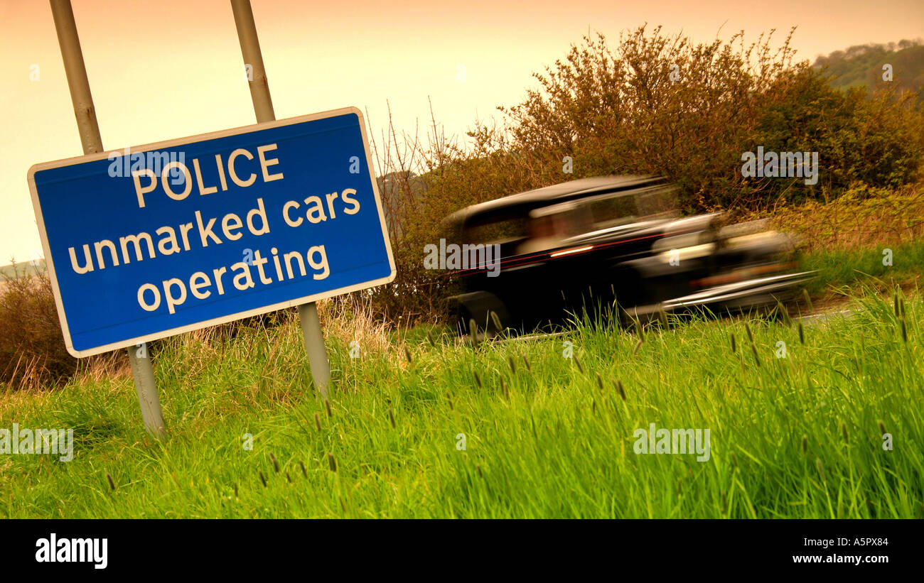 Polizei unmarkierte Fahrzeuge Betrieb Warnschild am Alnmouth Northumberland Vereinigtes Königreich UK Großbritannien England Stockfoto