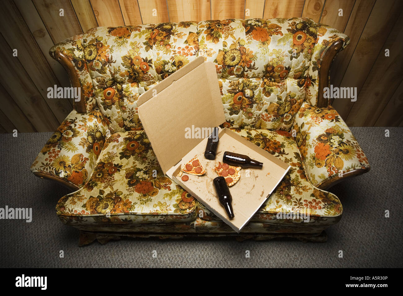 Pizza-Box und Bierflaschen auf sofa Stockfoto