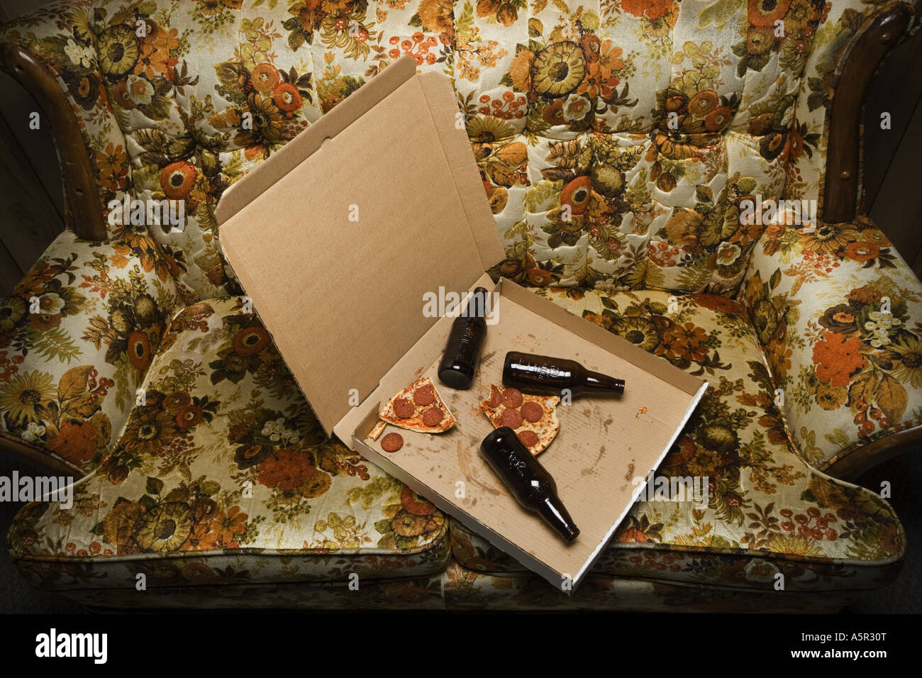 Pizza-Box und Bierflaschen auf sofa Stockfoto