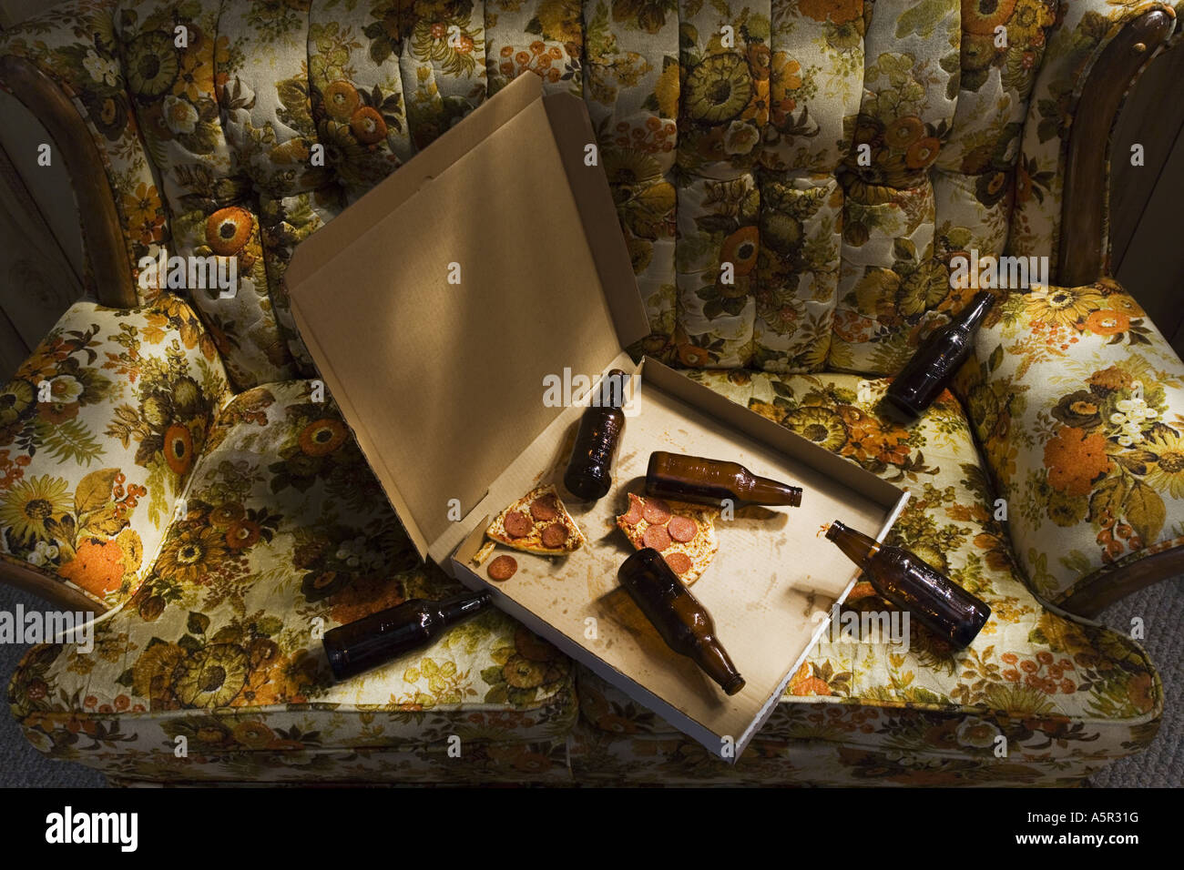 Pizza-Box und Bierflaschen auf sofa Stockfoto