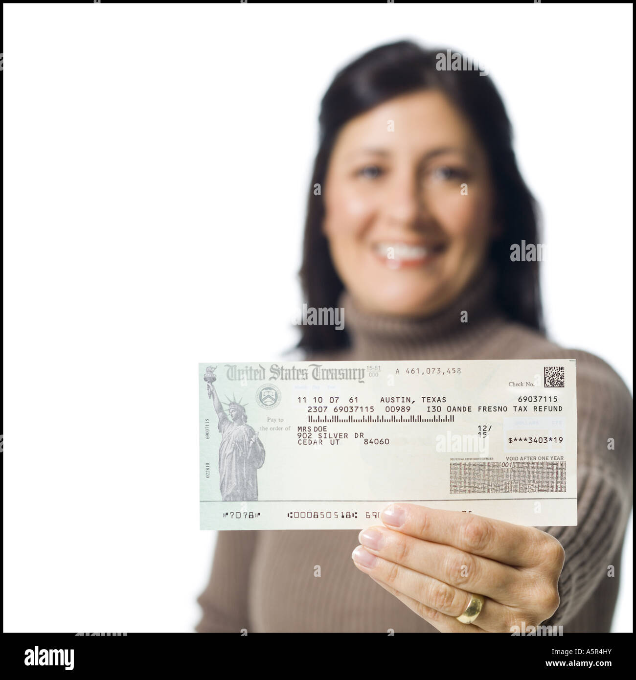Frau mit Scheck vom US-Finanzministerium Stockfoto