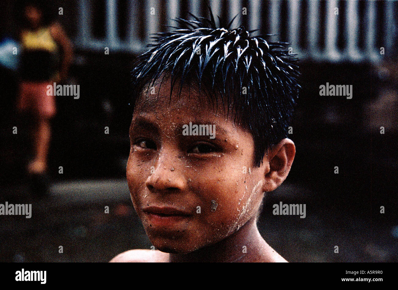 KINDER SPIELEN FUßBALL AUF DEM SCHLAMMIGEN REGEN DURCHNÄSST STRAßEN VON BELEN IN IQUITOS AUCH BEKANNT ALS DAS VENEDIG DES DSCHUNGELS, PERU DEZ 2000 Stockfoto