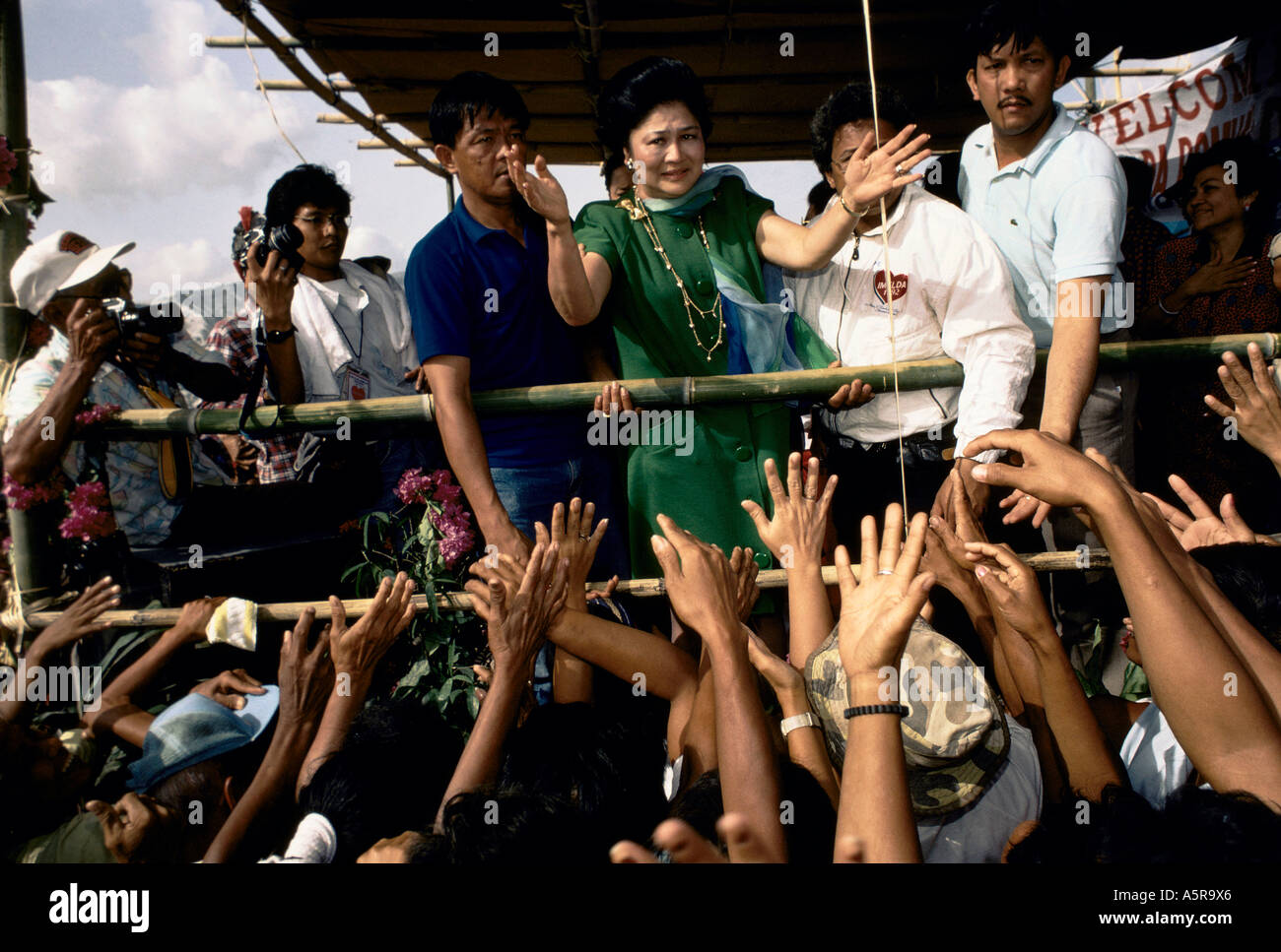 Imelda Marcos spricht zu einer Masse von Refuguees nach Katastrophen Vulkan Mount Pinatubo 1991 Stockfoto