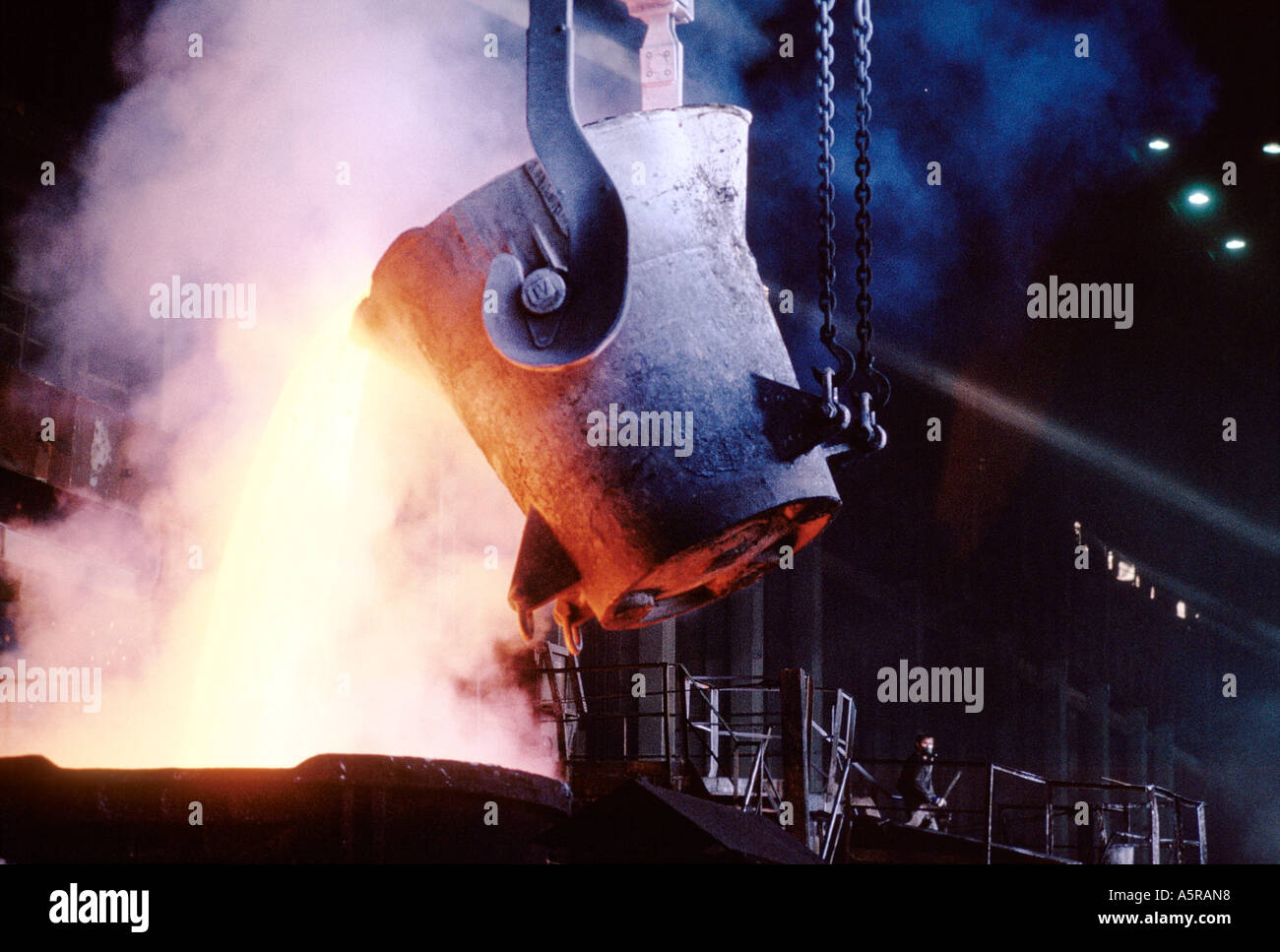 GROßE METALL-EIMER VOM KRAN IN DER MÜHLE GLOGOW KUPFER SUSPENDIERT GESCHMOLZENEM KUPFER AUSGIEßEN SÜD-WEST-POLEN Stockfoto