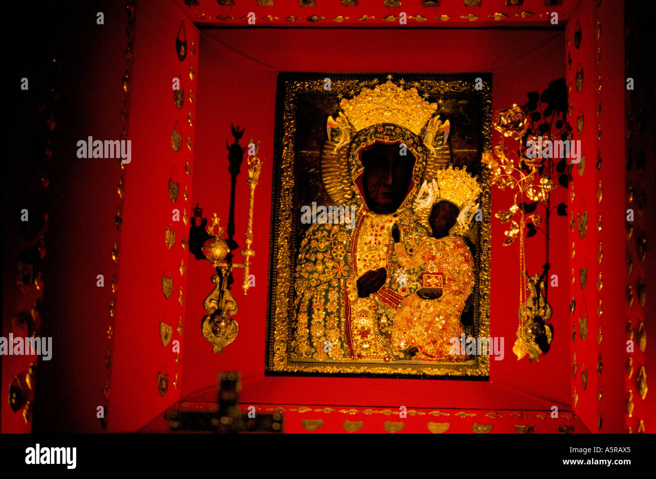 WALLFAHRT ZUR SCHWARZEN MADONNA. DIE SCHWARZE MADONNA VERMUTLICH BYZANTINISCHER HERKUNFT STAMMT AUS DEM JAHR 500 JASNA GORE MONASTE Stockfoto