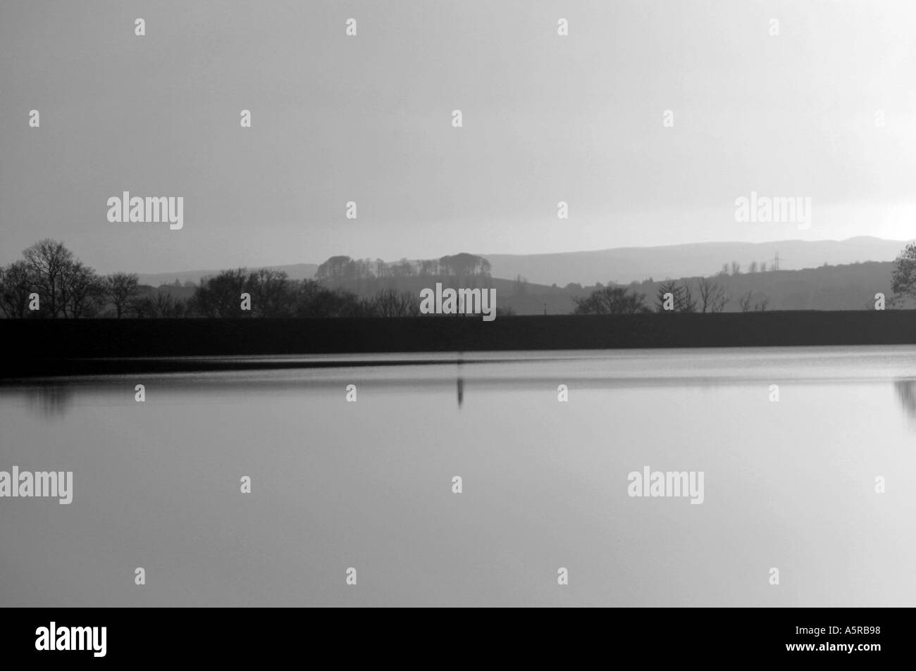 Der untergehende Sonne über Zisterne in schwarz und weiß mit einsamen Wanderer malerische zu beruhigen Stockfoto